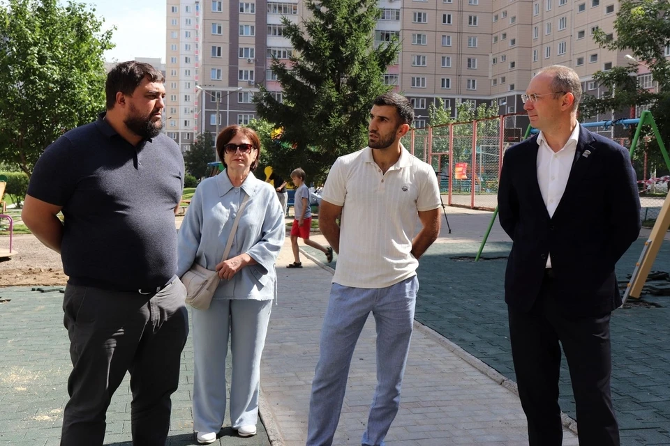 Проверка хода работ в Центральном районе. Фото - пресс-служба мэрии