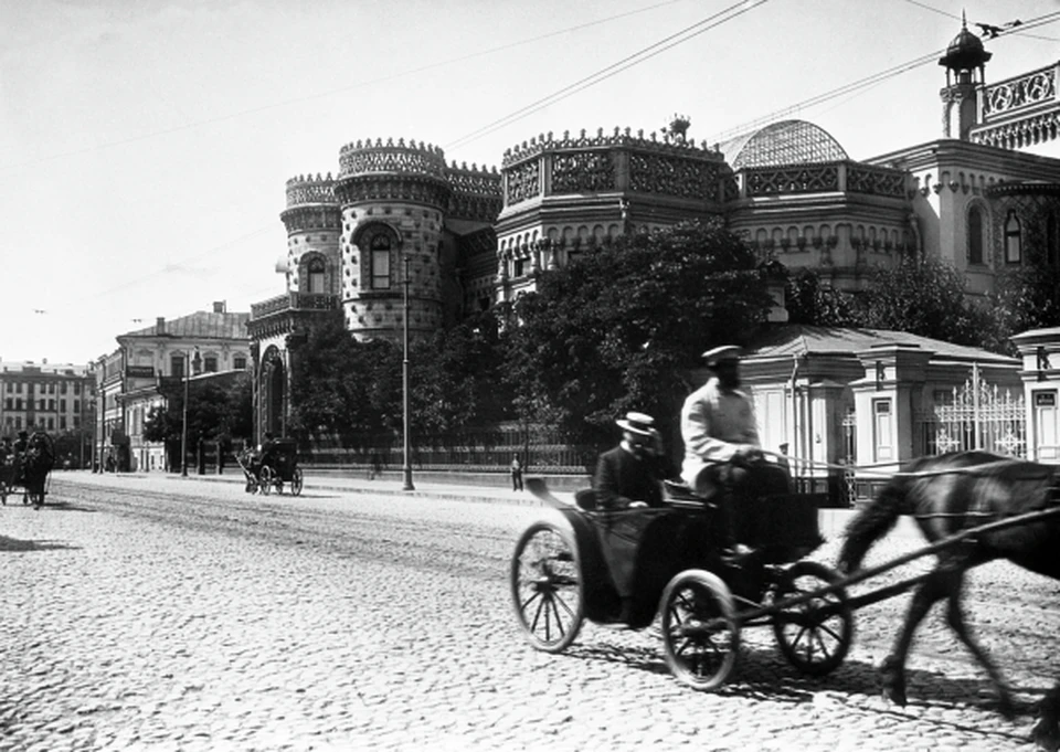 Москва, 1914 год. Конный экипаж пробегает мимо особняка Арсения Морозова на Воздвиженке. Фото: РИА Новости