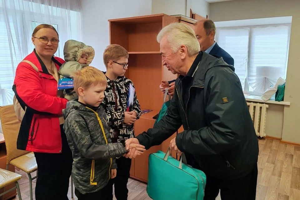 Семьи Ленинградской области получили поддержку перед новым учебным годом. Фото: Сергей Бебенин.