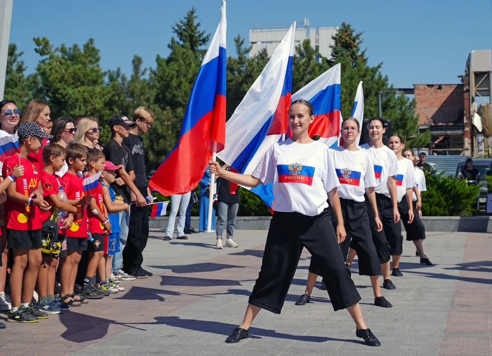 В городах ДНР раздавали флажки и ленточки в цветах российского триколора