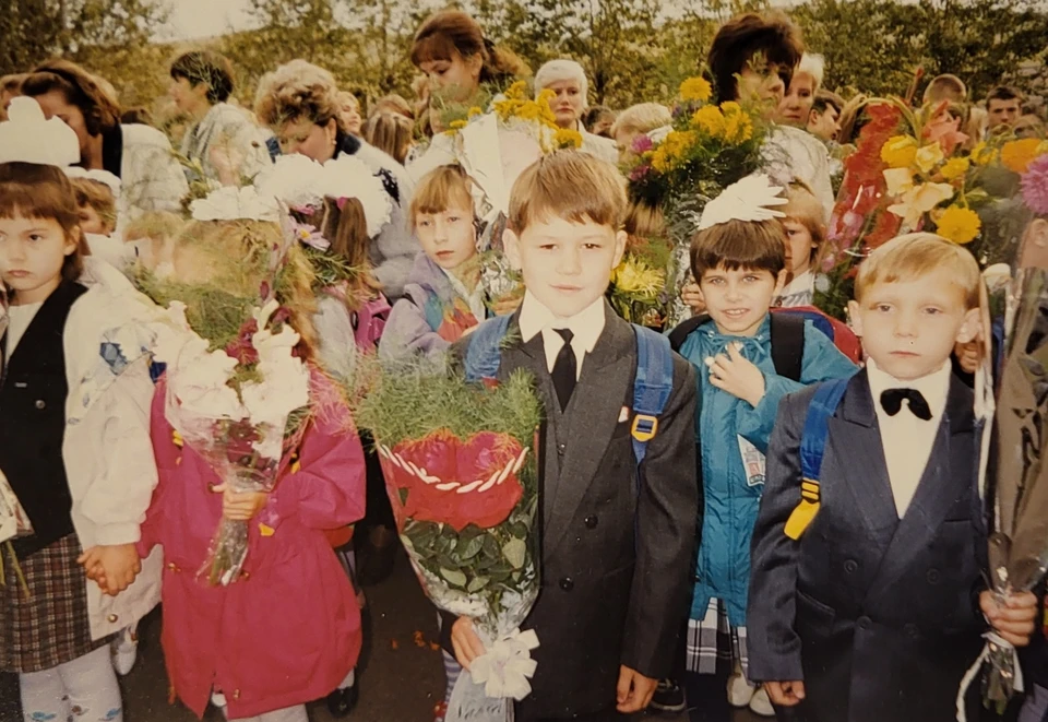 1 сентября 1996 год. В центре фото - мой младший брат, с которым я заново училась в школе. Фото из личного архива