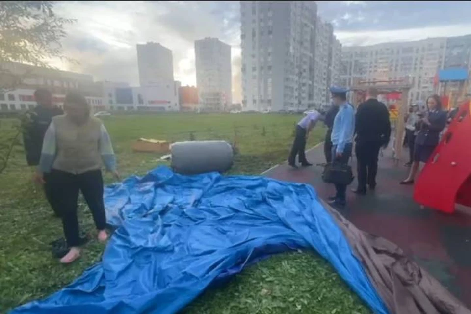 Из-за сильного ветра батут опрокинулся вместе с детьми. Скриншот с видео: Следком РБ.