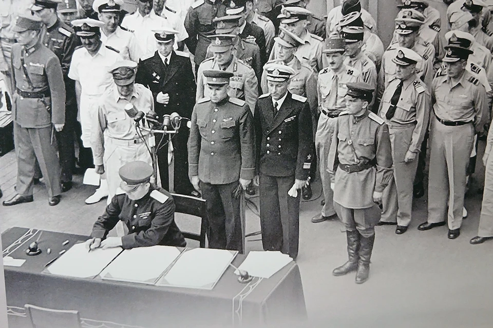 Подписание Акта о капитуляции Японии 2 сентября 1945 г. советским представителем генерал-лейтенантом К. Деревянко