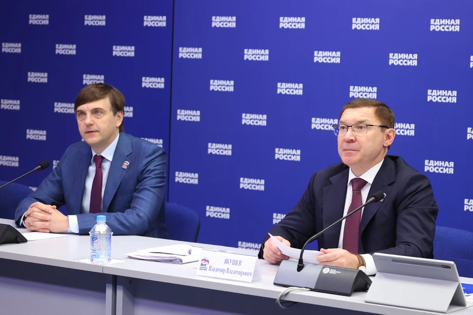 Министр просвещения РФ Сергей Кравцов и секретарь Генсовета партии Владимир Якушев подвели итоги модернизации образовательных учреждений. Фото: ER.RU.