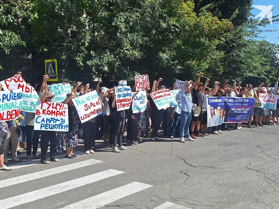 Виктор Васильевич каждый день приходит на митинг в поддержку политзаключенных. Фото: КП