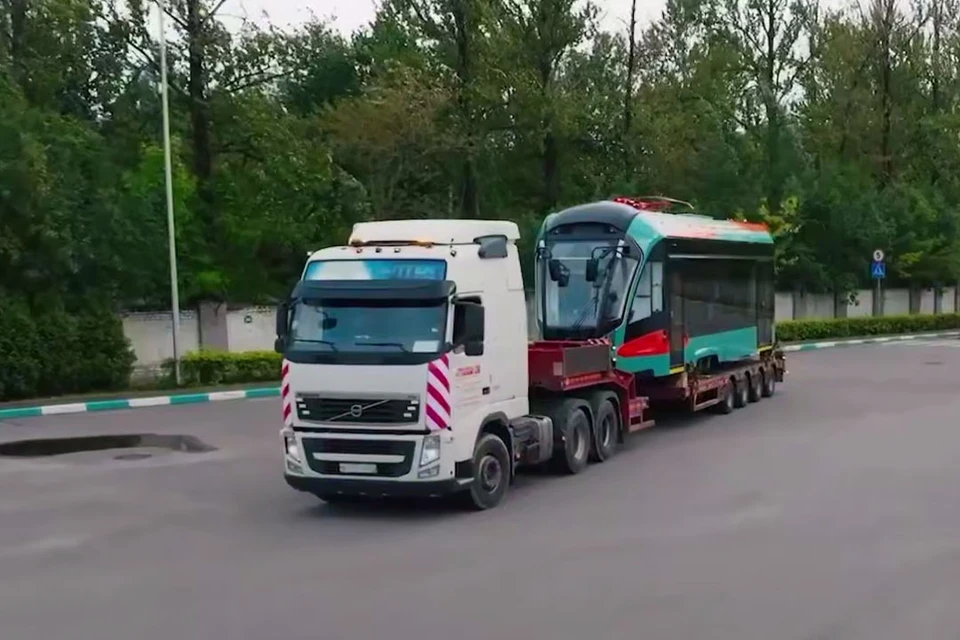 Новые вагоны прибыли в трамвайное депо Купчино. Фото: t.me/a_beglov