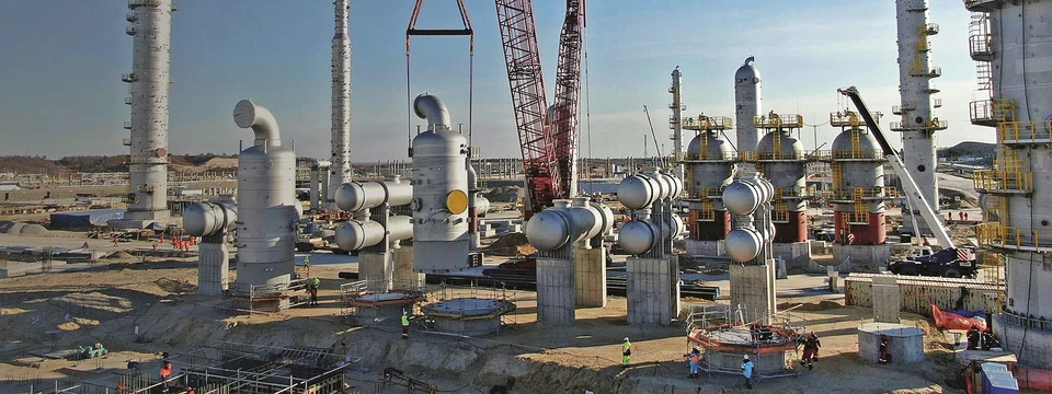 Завершение строительства АГХК и запуск его в эксплуатацию намечены на 2027 год.