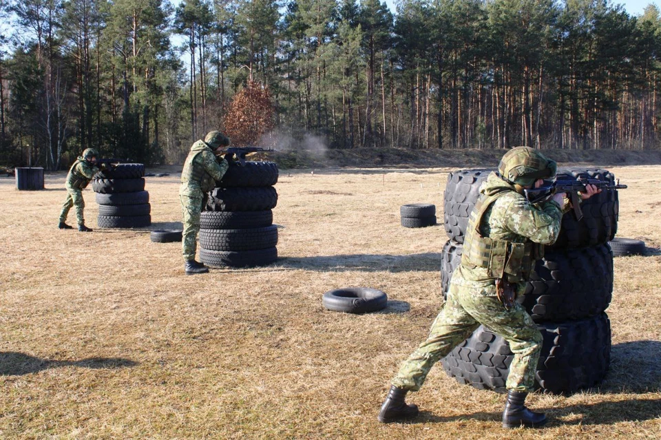 Военные рекомендовали обходить населенный пункт на Брестчине за 4 км, чтобы избежать опасности во время учений. Фото: Пинский пограничный отряд