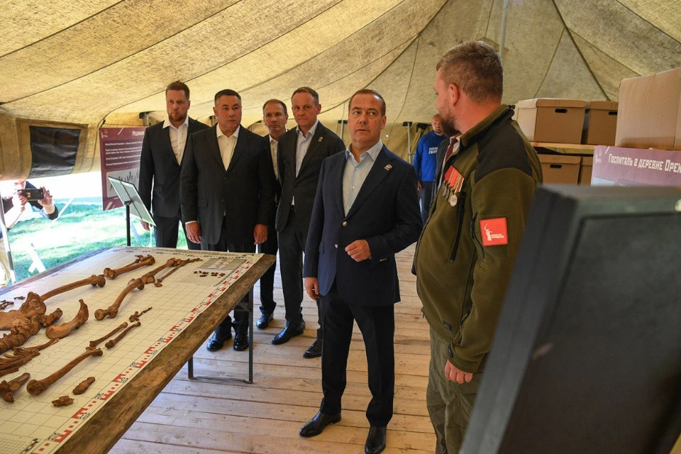 Гости ознакомились с экспонатами полевого музея и хранилищем останков красноармейцев.