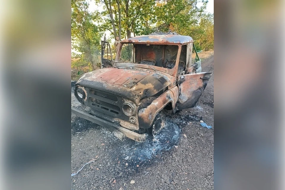 "Уазик" саперов сгорел, но спас владельцев во время ротации. Фото: Народный фронт Запорожской области