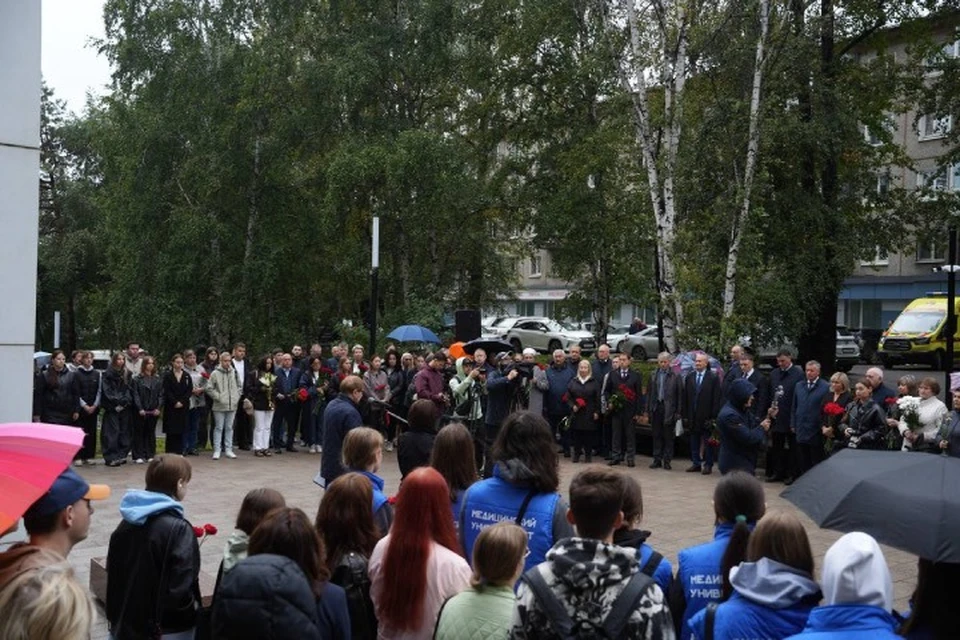 В Иркутске почтили память медиков, которые погибли при борьбе с коронавирусом. Фото: пресс-служба правительства Иркутской области