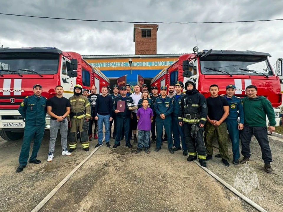 В Якутске на пенсию проводили ветерана пожарной службы Геннадия Нехведовича Фото: МЧС Республики Саха (Якутия)