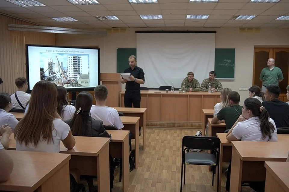 В ДонГУ прошли лекции от военнослужащих, посвященные безопасности молодежи. Фото: Министерство молодежной политики ДНР