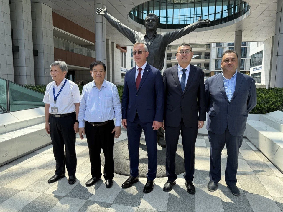 Владислав Шапша открыл в Китае памятник Гагарину.