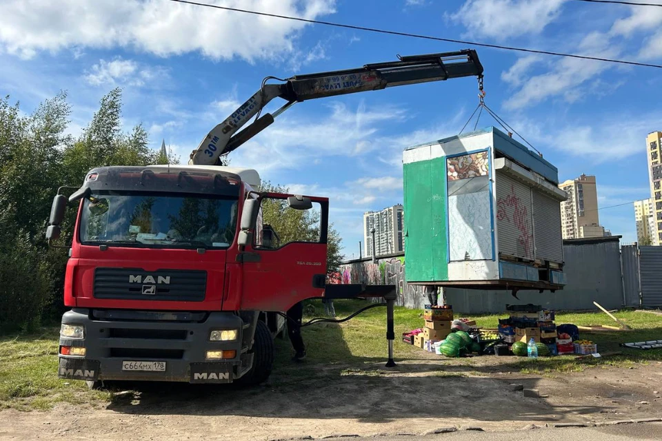 Владельцы самовольно установили киоск. Фото: t.me/spb_zakon