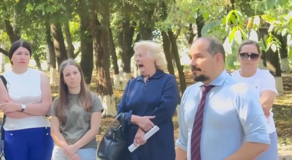 Бузу рассказывает собравшимся про быдло. Фото: скриншот видео