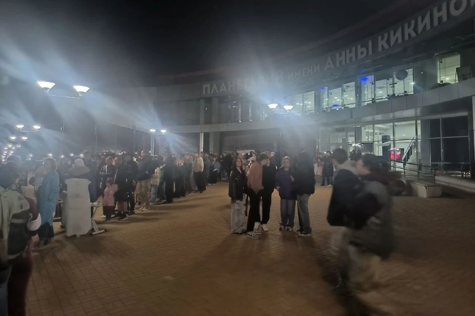 Жители города пришли к телескопам, чтобы увидеть редкое затмение