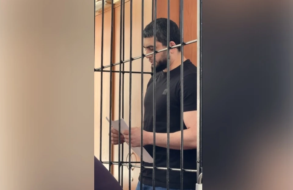Анар Гусейнов принес извинения потерпевшим, зачитывая их с листочка
