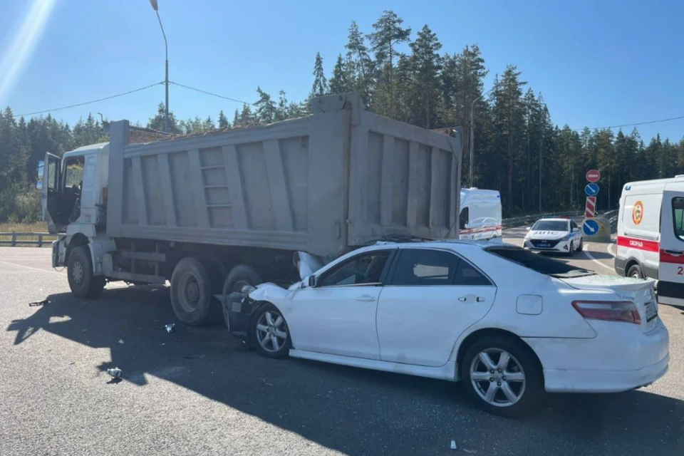 Грузовик стоял на островке безопасности. Фото: ГУ МВД РФ по СПб и ЛО