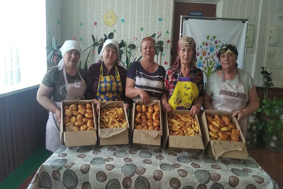 Пенсионеры из Березовского сельского Дома культуры Ростовской области активно помогают бойцам СВО не словом, а делом.