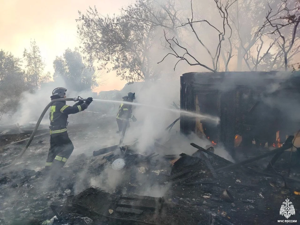 Пожар тушили в нежилом строении. Фото - тг-канал МЧС Запорожской области