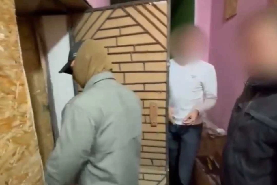 На видео попало задержание иркутского майнера, укравшего электричество на 16 млн.