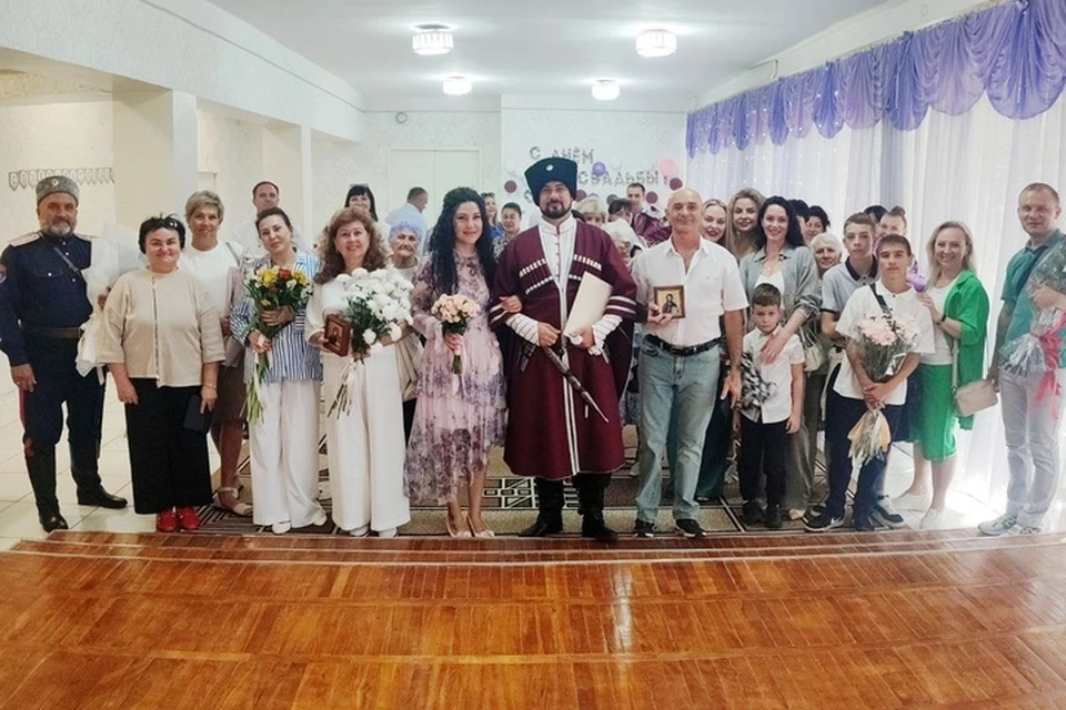 Казачью свадьбу справили в Токмаке. Фото: управление ЗАГС Запорожской области
