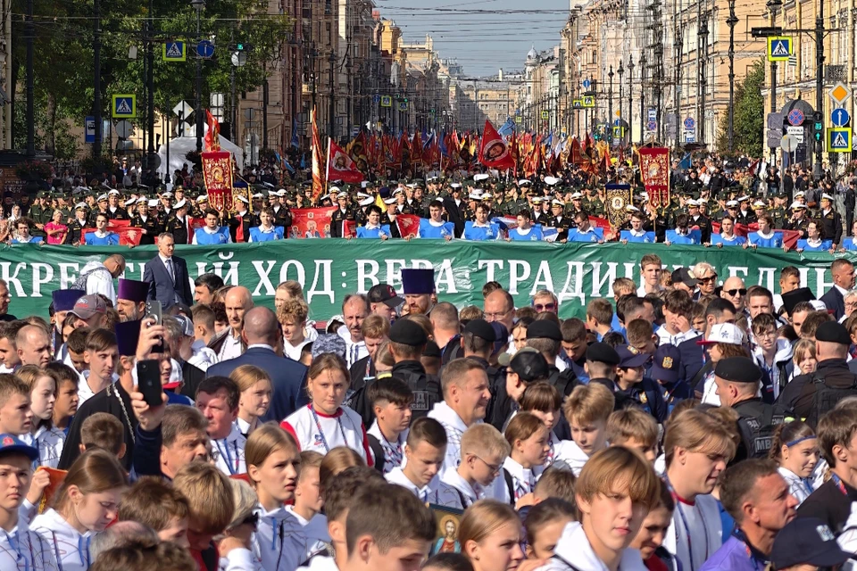 Показываем, как прошел крестный ход 12 сентября в Петербурге.