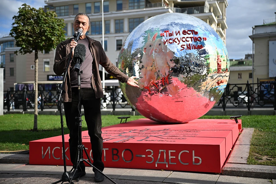 Никас Сафронов на открытии арт-объекта.