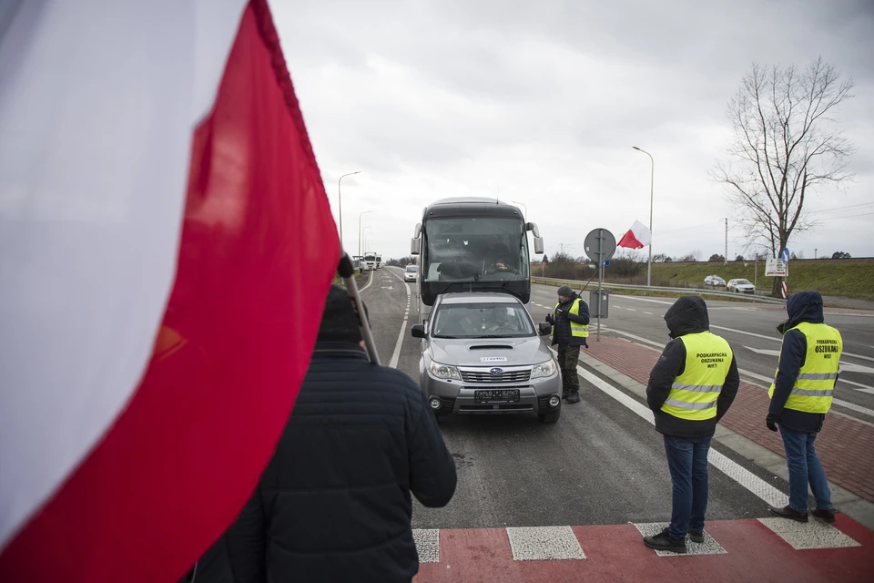 Rzeczpospolita: разрешение молодежи выезжать из Украины грозит проблемами Польше
