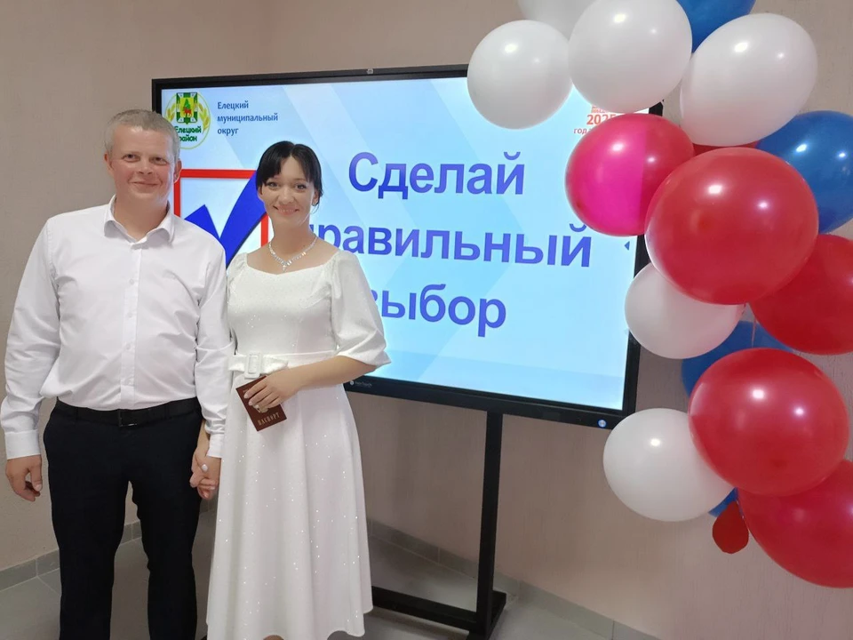 Проголосовать сразу после ЗАГСа пришли молодожены Константин и Юлия Мясоедовы. Фото: пресс-служба Избирательной комиссии Липецкой области.