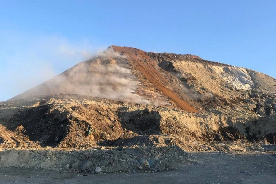 В Новороссийске площадь пожара на мусорном полигоне сократилась до 450 кв. метров Фото: МЦУ Новороссийска