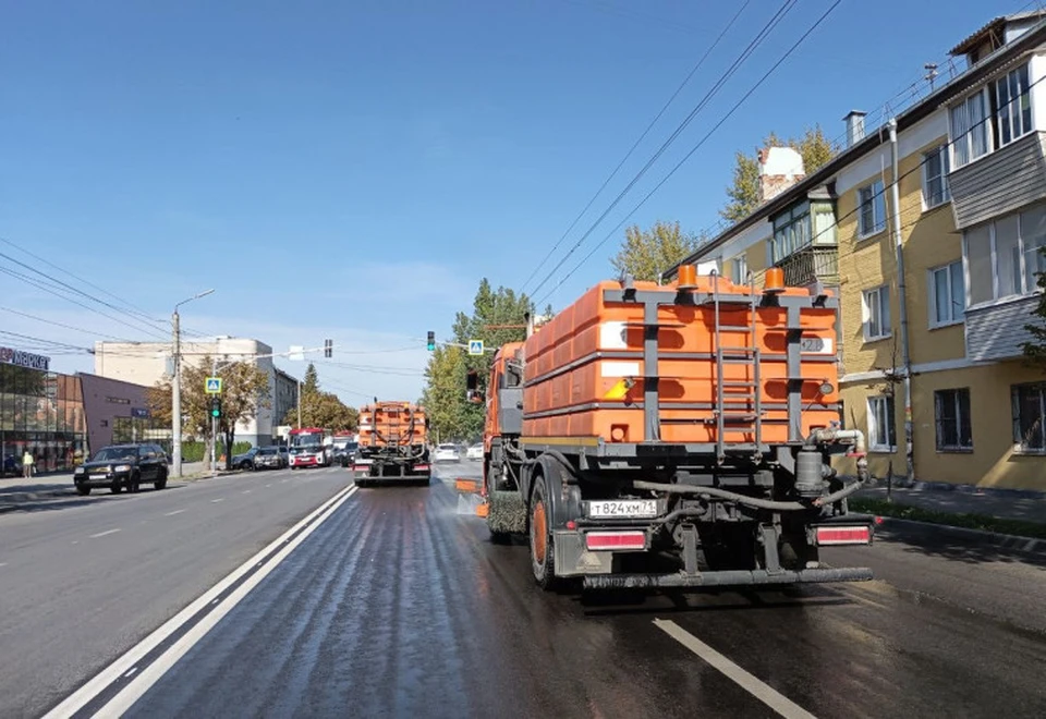 Тульские коммунальщики продолжают убирать город от смета и мусора.
