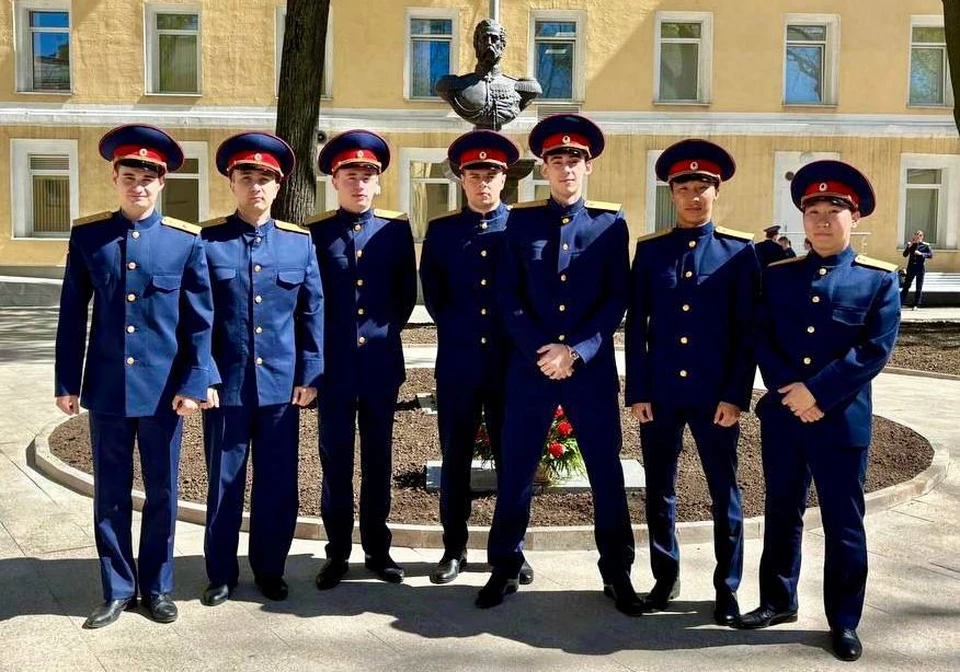 В Якутии выпускник Академии Следственного комитета принёс Присягу и начал службу Фото: Официальный канал СУ СК России по Республике Саха (Якутия). Актуальные новости о деятельности ведомства самого крупного региона России