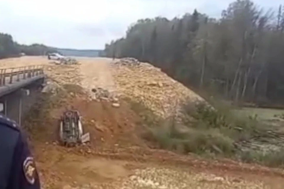 Микроавтобус вылетел с дороги и перевернулся. Фото: ГАИ Челябинской области