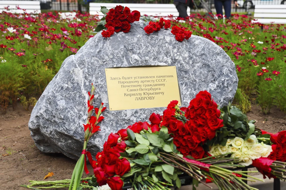 Камень для будущего памятника заложили в Ораниенбаумском саду. Фото: www.gov.spb.ru