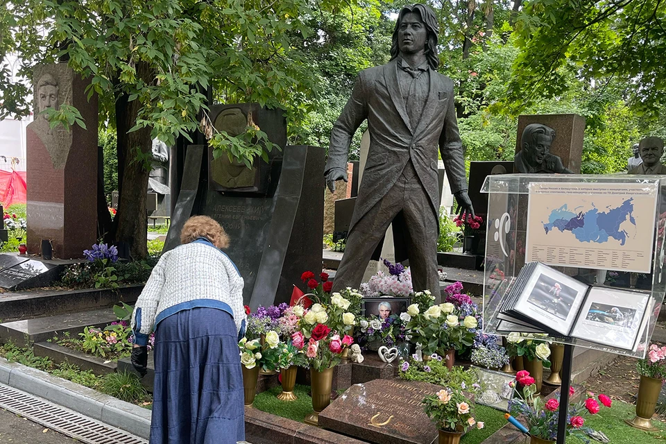 На Новодевичьем кладбище могилу Хворостовского регулярно убирают. Здесь всегда есть свежие букеты.