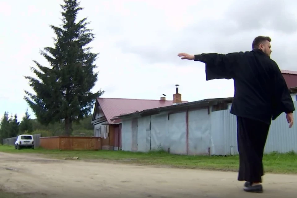 Тимофей Руденко ходил по поселку и рассказывал, что тут было 10 лет назад. Фото: "Битва сильнейших", телеканал ТНТ