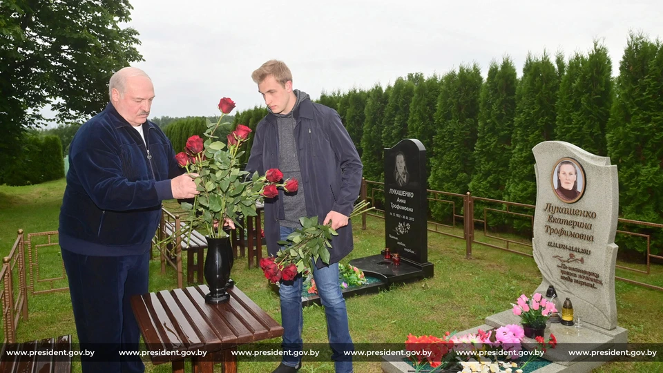 Александр Лукашенко с сыном Николаем у могилы матери. Фото: president.gov.by