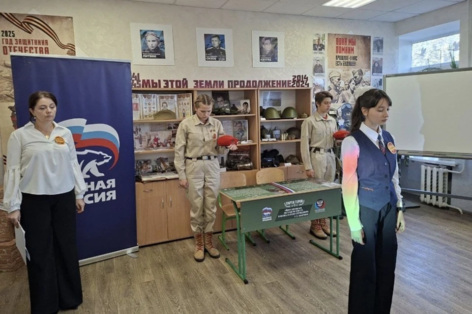 В Донецке открыли «Парту Героев» Всеволоду Гребенику и Ольге Качуре. Фото: Управа Ленинского района Донецка