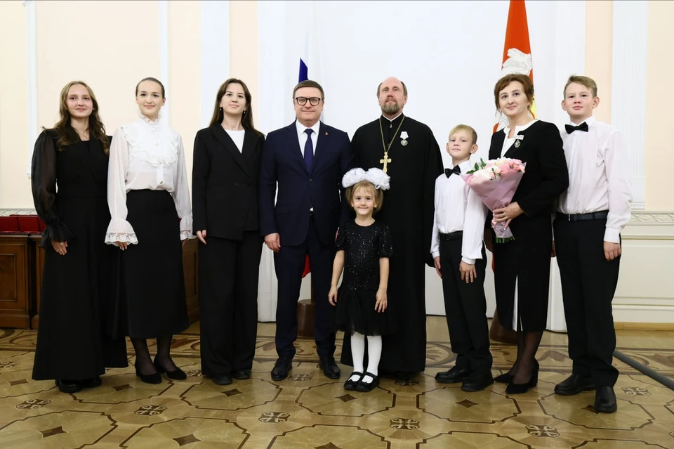 Семья Фоменко воспитывает девятерых детей в атмосфере любви и веры. Фото: Пресс-служба губернатора.