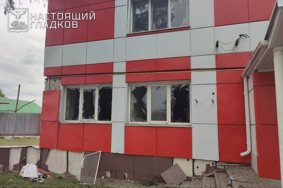 В результате взрыва повреждены остекление и фасад.