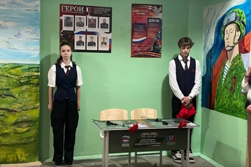 В Донецкой школе №64 открыли «Парту Героев» в память о двух защитниках Донбасса. Фото: Донецкая школа №64
