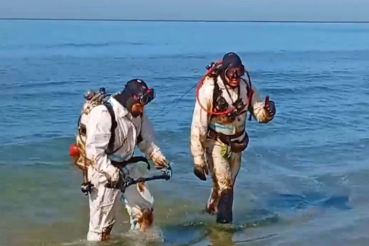Водолазы подняли весь мазут со дна моря в Анапе: но это еще не финал