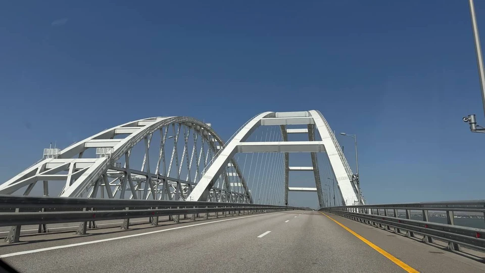 Перед Крымским мостом образовалась очередь со стороны Керчи 21 сентября