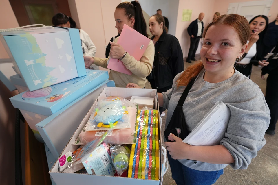 Молодые родители Мариуполя получают подарочные комплекты для новорожденных от Санкт-Петербурга