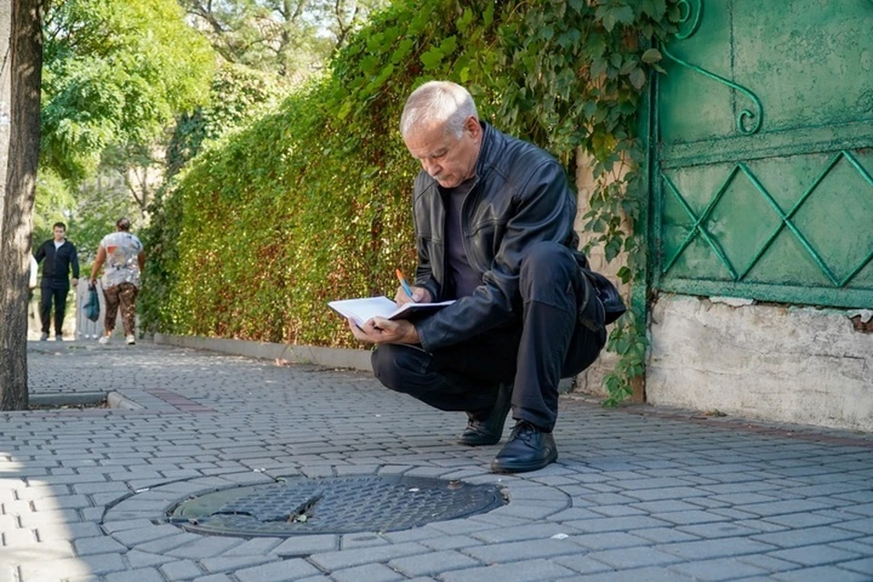 Продавленные машинами люки стали проблемой для пешеходов в Мелитополе. Фото: администрация городского округа Мелитополь