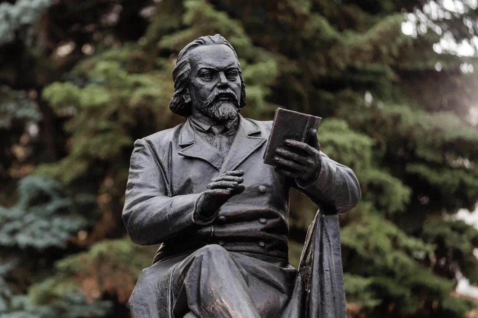 Памятник Федору Плевако был установлен на средства членов областной адвокатской палаты и их коллег из других регионов России.