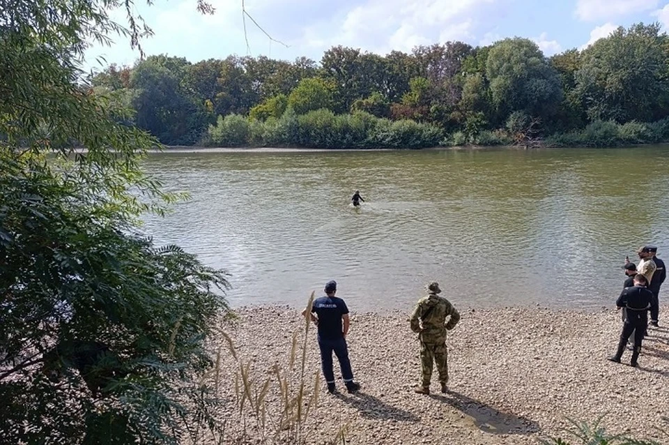 Тело девочки ищут с суши и на воде. Фото: АНО "Водолазная группа "Доброволец"