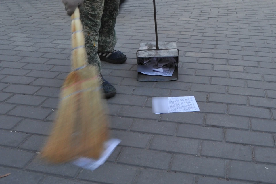 В тот день торговец раздавал листовки в последний раз.